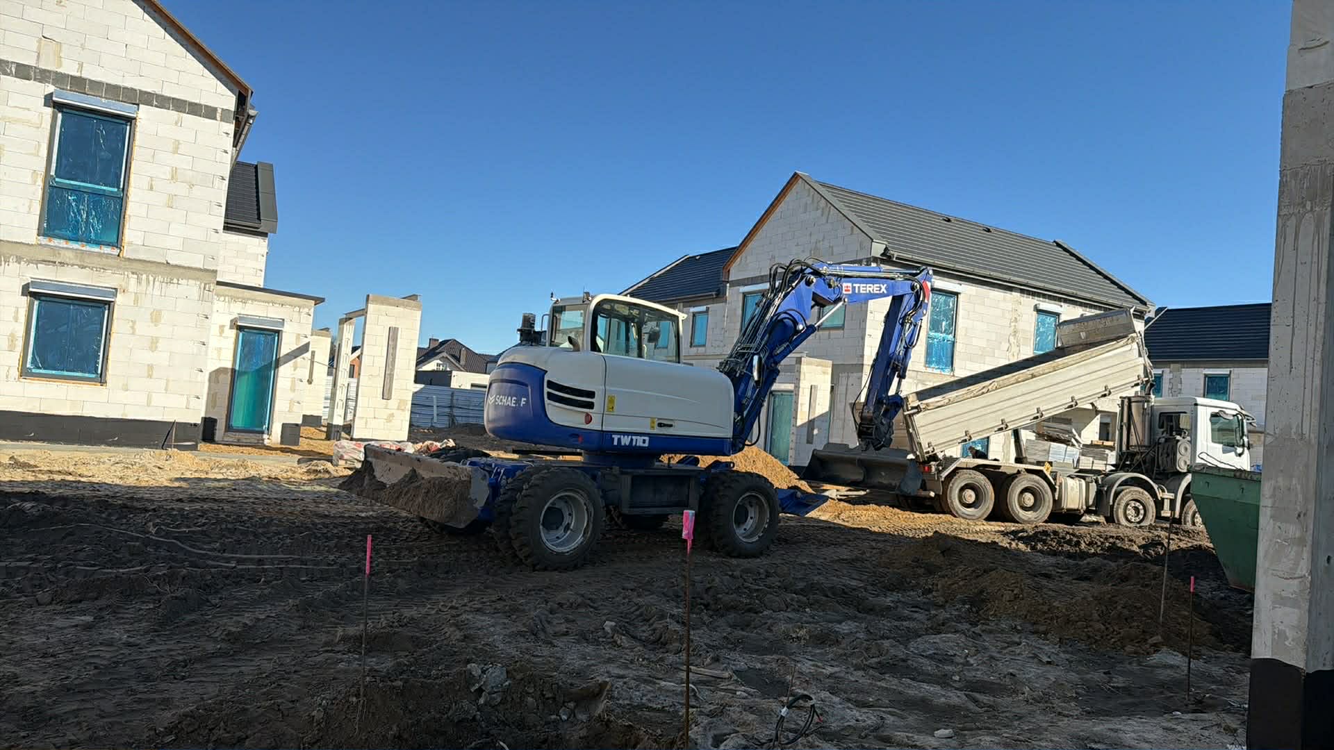 Koparka Terex TW110 przy załadunku wywrotki – prace ziemne Długołęka