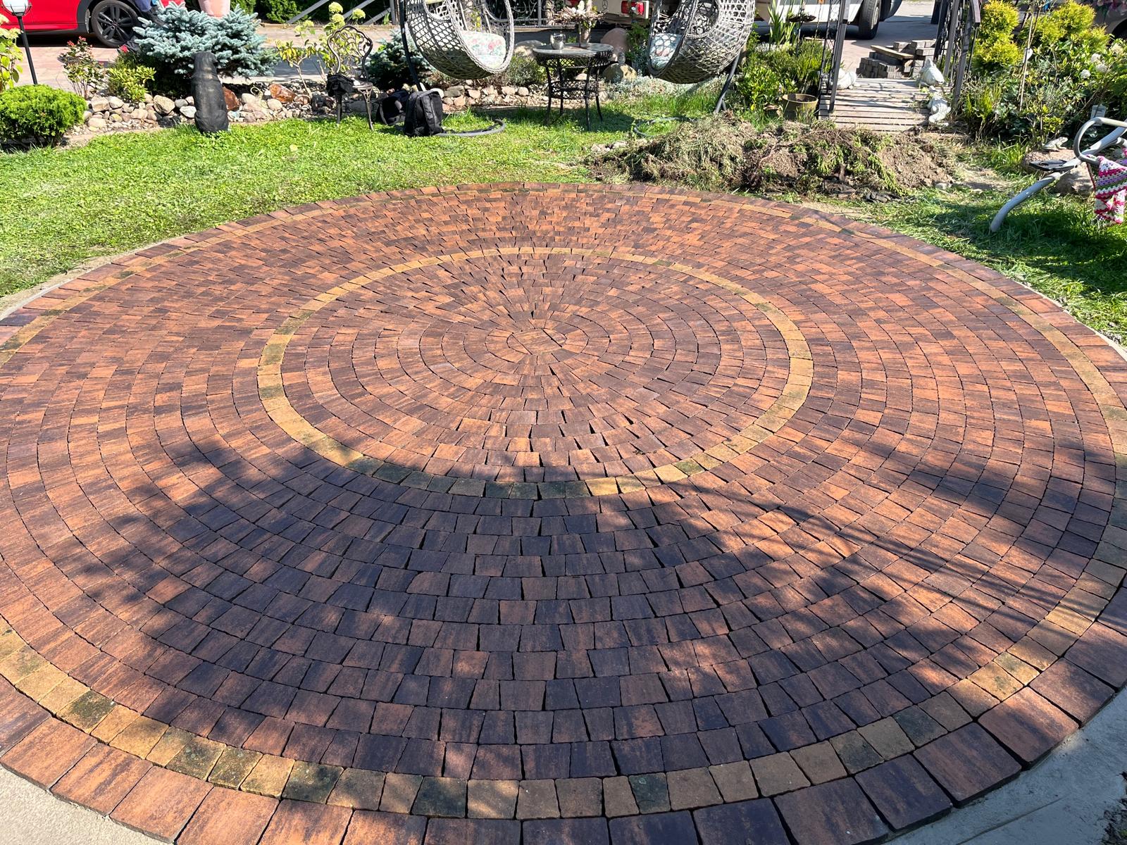 Okrągły taras z kostki brukowej – wzór kołowy, brukarstwo Długołęka i okolice
