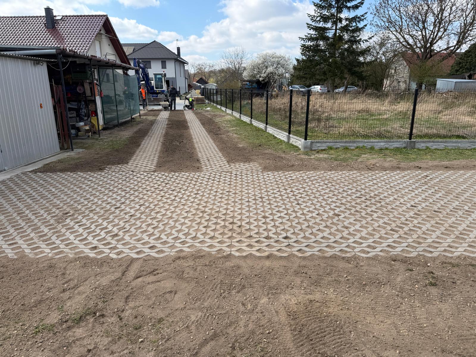 Nawierzchnia z kostki ażurowej – posesja jednorodzinna, brukowanie Długołęka