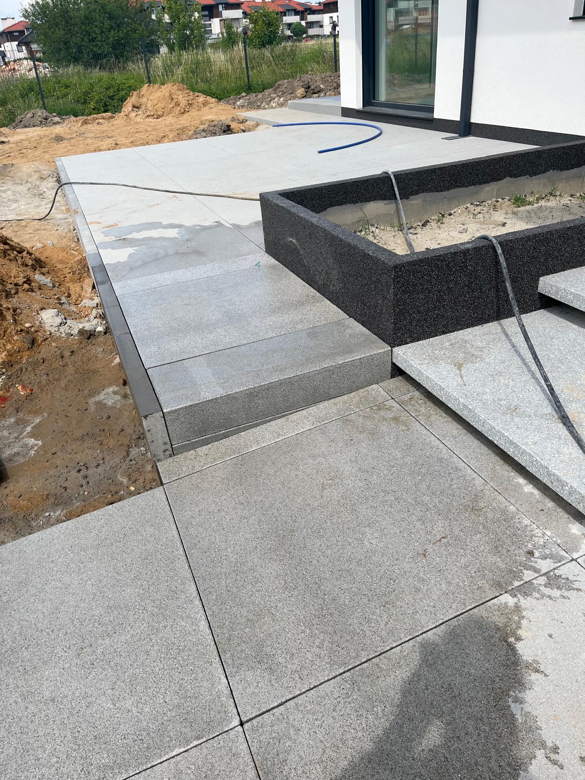 Taras z płyt granitowych z murem oporowym – nowa zabudowa, Długołęka i okolice Wrocławia