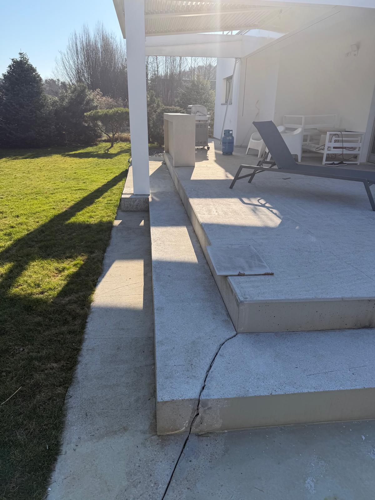 Taras z płyt granitowych z zadaszeniem pergolą – realizacja brukarstwo Długołęka