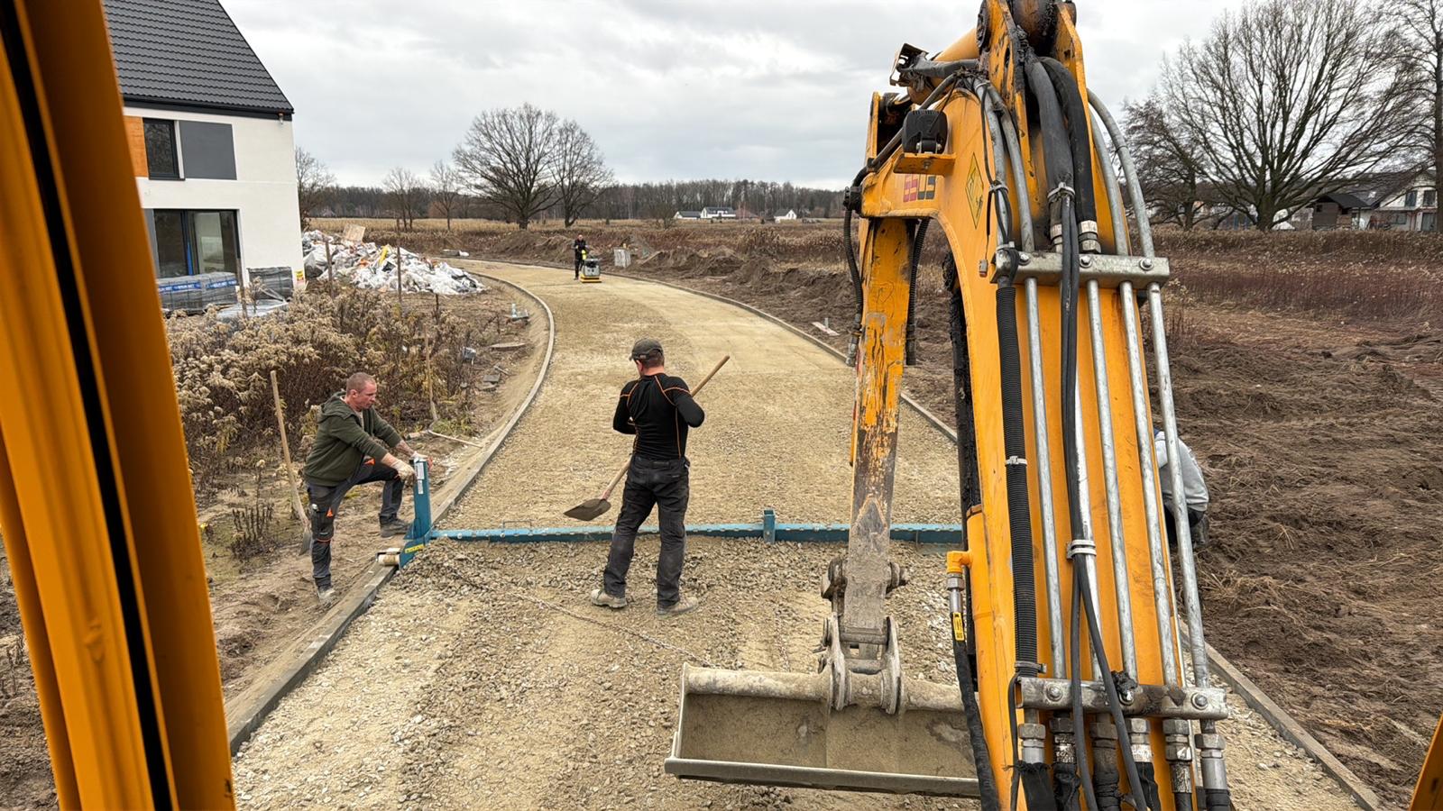 Praca koparką przy przygotowaniu podłoża pod kostkę brukową – gmina Długołęka